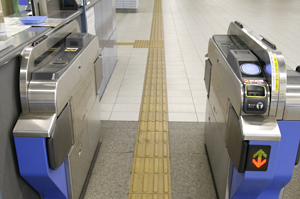 写真：視覚障害者誘導用ブロック