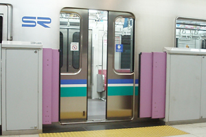 写真：ホームドア（可動式ホーム柵）