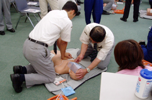 写真：AED取扱い訓練