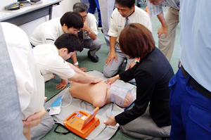 写真：AED取扱い訓練